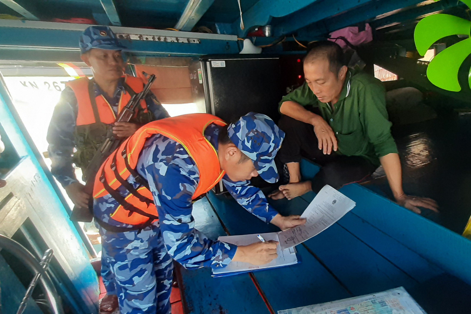 Bắt giữ tàu cá vận chuyển trái phép khoảng 60.000 lít dầu DO trên biển