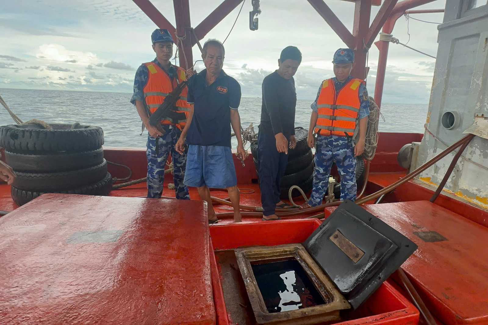 Bộ Tư lệnh Vùng Cảnh sát biển 4: Bắt giữ tàu cá vận chuyển trái phép dầu DO trên biển