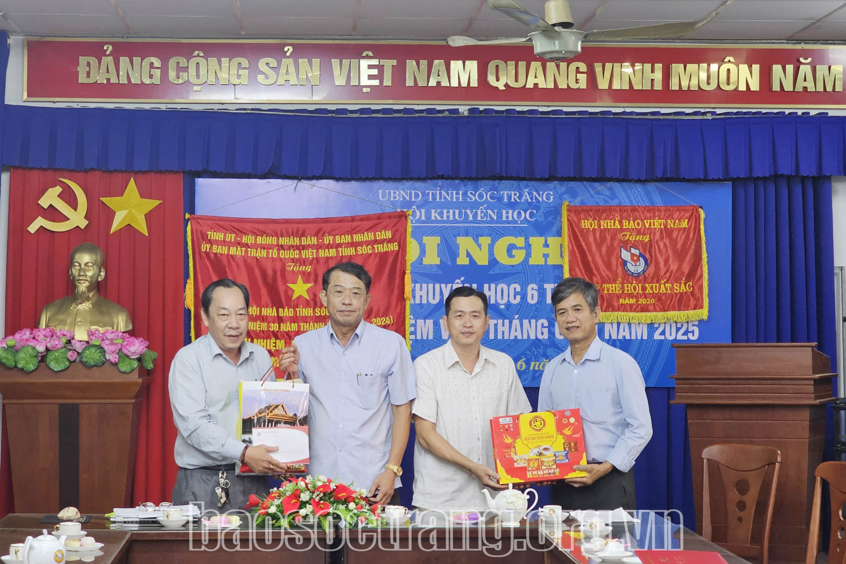 Thăm và chúc mừng Hội Nhà báo Việt Nam tỉnh Sóc Trăng và các nhà báo lão thành