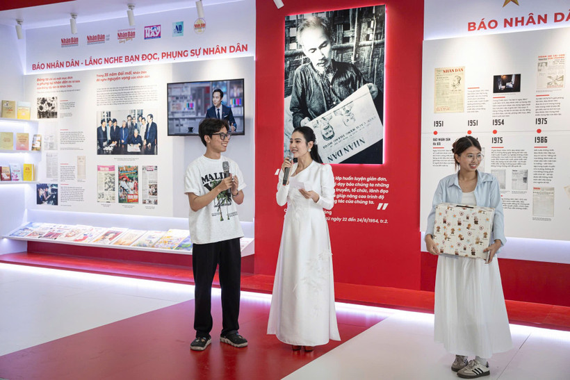 Thú vị trải nghiệm hỏi đáp tại gian trưng bày Báo Nhân Dân