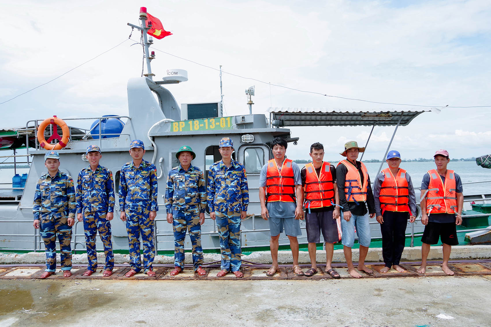 Hải đội 2 Biên phòng Sóc Trăng cứu nạn thành công 5 thuyền viên vào bờ an toàn