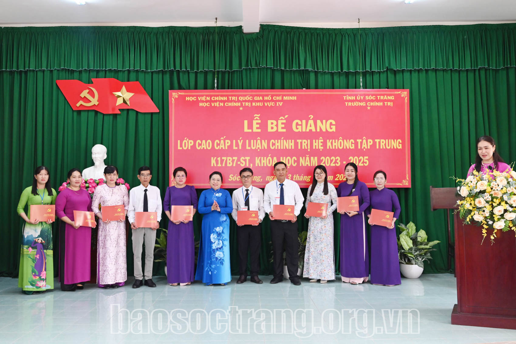 Bế giảng lớp cao cấp lý luận chính trị hệ không tập trung K17B7-ST