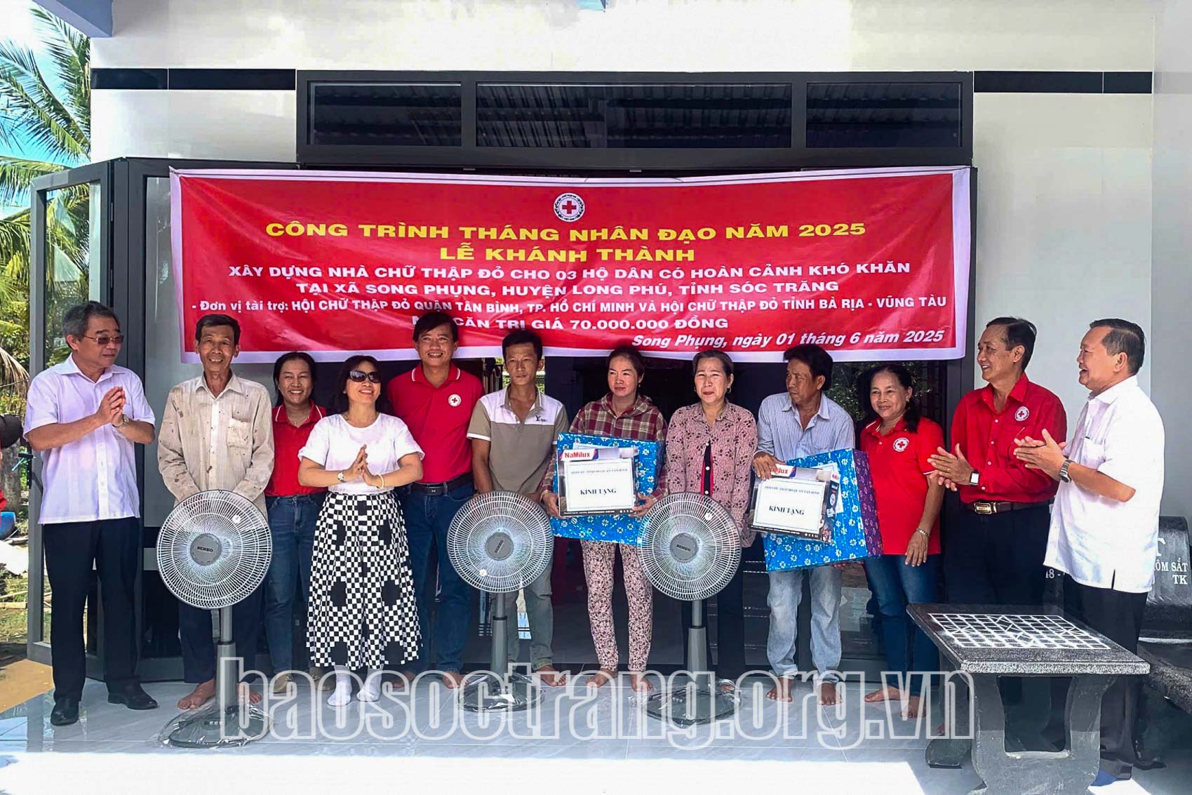 Bàn giao nhà chữ thập đỏ cho 3 hộ khó khăn ở xã Song Phụng