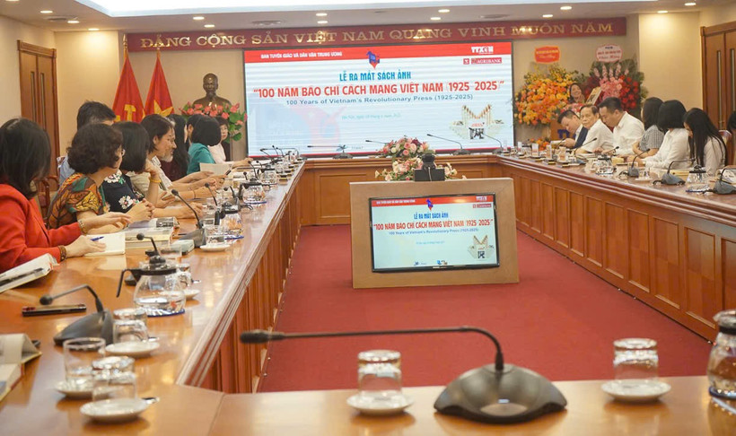 Ra mắt sách ảnh 100 năm Báo chí Cách mạng Việt Nam